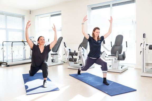 Fysiotherapeut Nancy en pilatesdocent Margit geven een pilates les bij ADFYS Montfoort om zo de spierpijn door stress te verlichten.